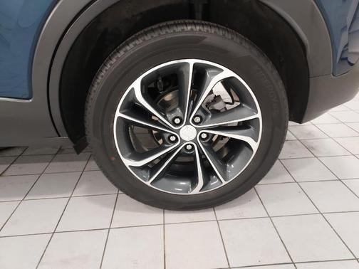 Photo 3 of 22 of 2021 Buick Encore GX Essence
