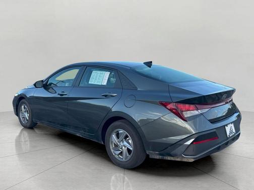 2024 Hyundai ELANTRA SE