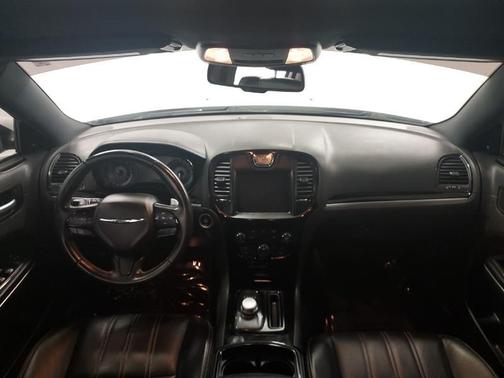 Photo 5 of 22 of 2018 Chrysler 300 S