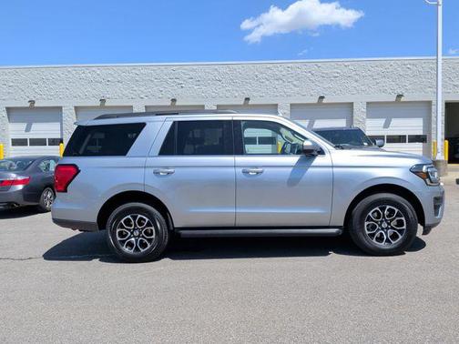 ICONIC SILVER METALLIC 2024 Ford Expedition XLT