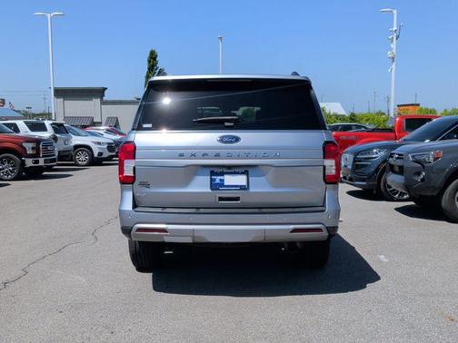 ICONIC SILVER METALLIC 2024 Ford Expedition XLT