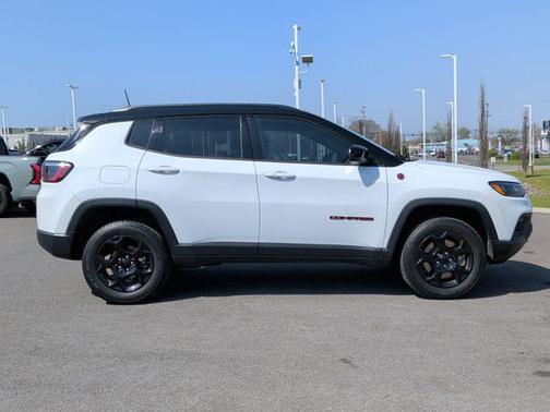Bright White Clearcoat 2023 Jeep Compass Trailhawk