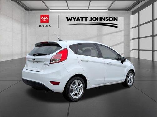 OXFORD WHITE 2015 Ford Fiesta SE