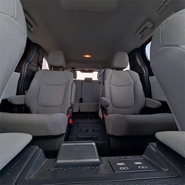 2025 Toyota Sienna LE
