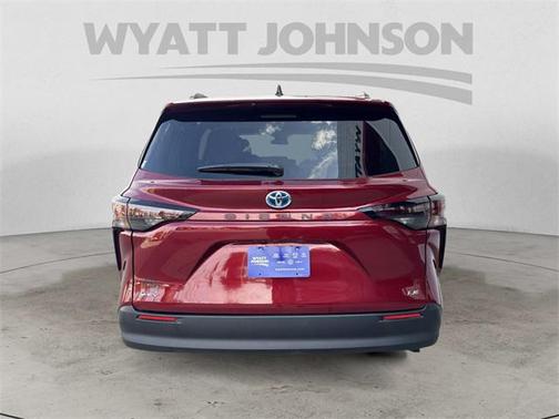 2025 Toyota Sienna LE