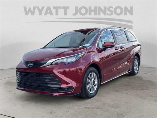 2025 Toyota Sienna LE