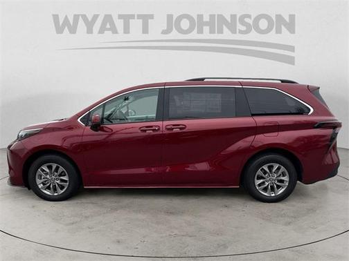 2025 Toyota Sienna LE