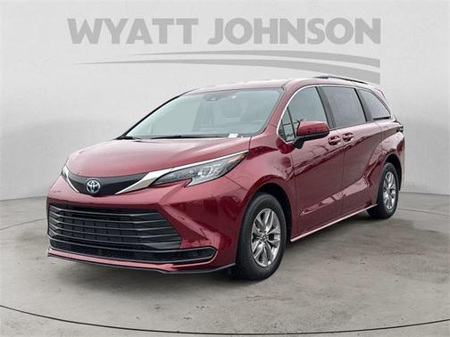 2025 Toyota Sienna LE