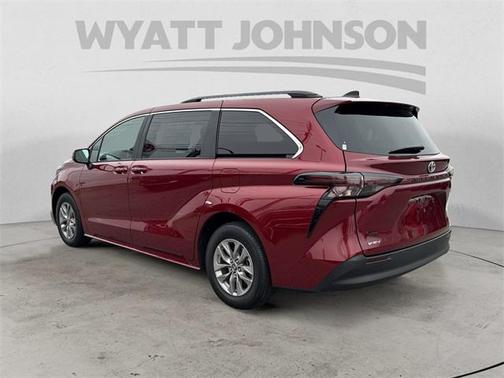 2025 Toyota Sienna LE