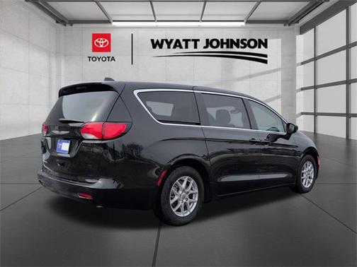 2024 Chrysler Voyager LX