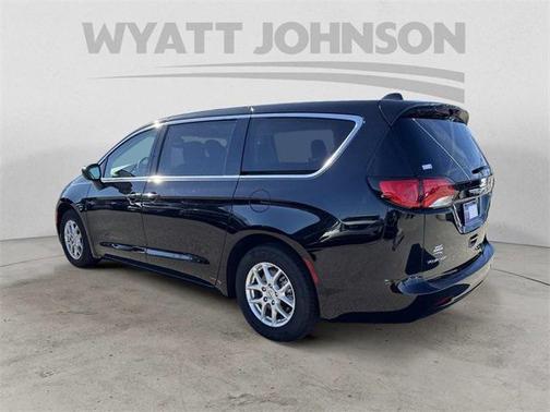 2024 Chrysler Voyager LX