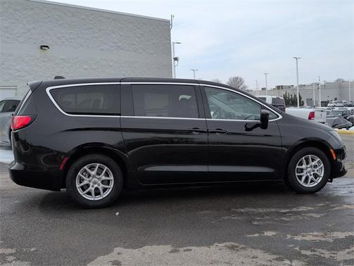 2024 Chrysler Voyager LX