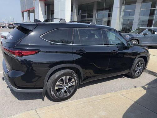 Midnight Black Metallic 2021 Toyota Highlander XLE