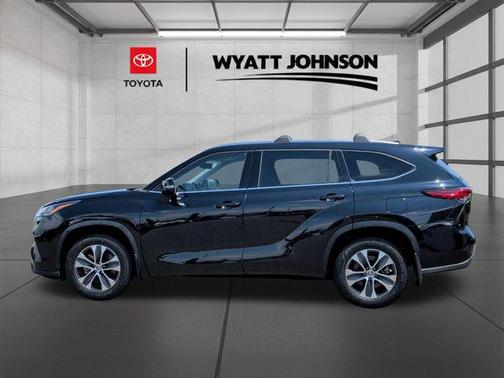 Midnight Black Metallic 2021 Toyota Highlander XLE