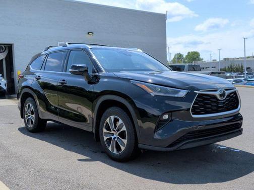 Midnight Black Metallic 2021 Toyota Highlander XLE