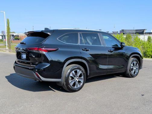 Midnight Black Metallic 2025 Toyota Highlander XLE