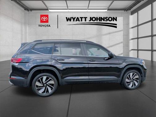 Platinum Gray Metallic 2024 Volkswagen Atlas 2.0T SE w/Technology