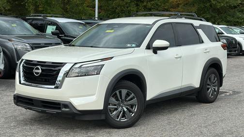 White 2024 Nissan Pathfinder SV