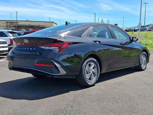 Abyss Black 2026 Hyundai ELANTRA SE