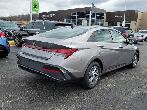 2025 Hyundai ELANTRA SE
