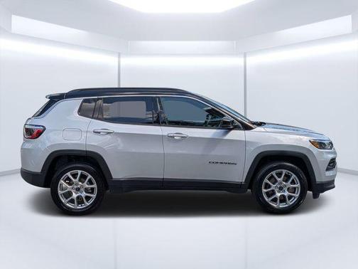 Silver Zynith Metallic Clearcoat 2025 Jeep Compass Limited