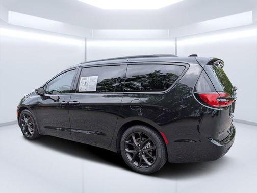 Brilliant Black Crystal Pearlcoat 2023 Chrysler Pacifica Touring L