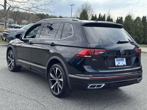 Deep Black Pearl Effect 2023 Volkswagen Tiguan 2.0T SEL R-Line