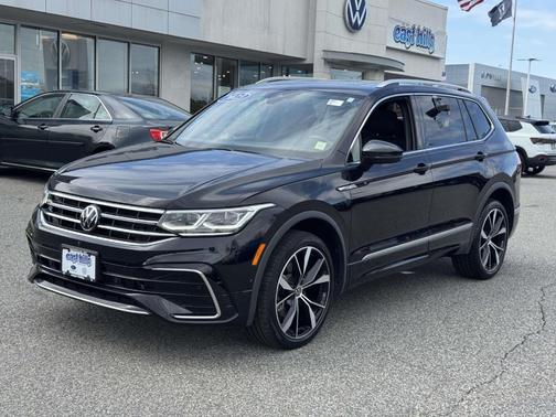 Deep Black Pearl Effect 2023 Volkswagen Tiguan 2.0T SEL R-Line