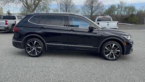 Deep Black Pearl Effect 2023 Volkswagen Tiguan 2.0T SEL R-Line