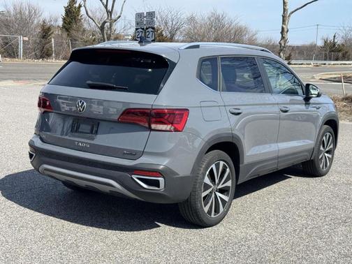 Pure Gray 2022 Volkswagen Taos 1.5T SE