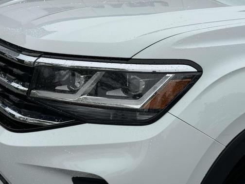 Pure White 2022 Volkswagen Atlas 3.6L SE w/Technology