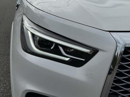 Moonstone White 2024 INFINITI QX80 Luxe