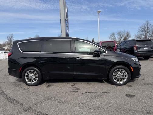 Brilliant Black Crystal Pearlcoat 2021 Chrysler Pacifica Touring-L