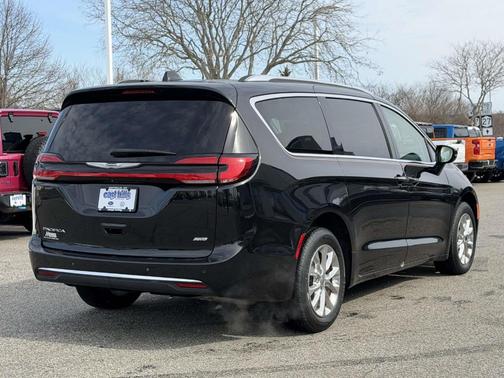 Brilliant Black Crystal Pearlcoat 2021 Chrysler Pacifica Touring-L