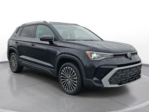 Deep Black Pearl 2025 Volkswagen Taos SE FWD