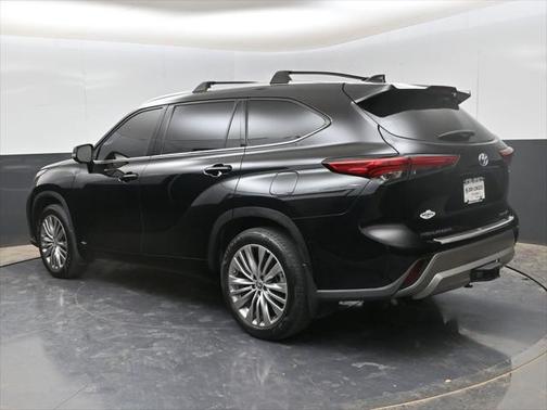 2023 Toyota Highlander Hybrid Platinum