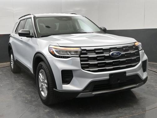 Space White Metallic 2026 Ford Explorer Active