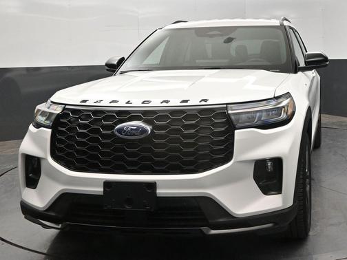 Star White Metallic Tri-Coat 2026 Ford Explorer ST-Line