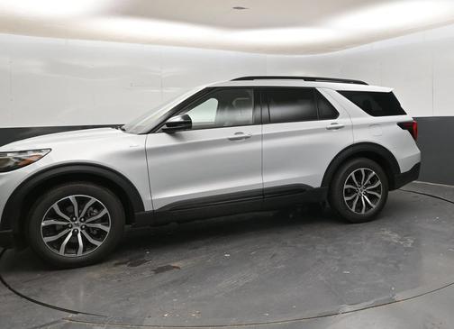 Space White Metallic 2026 Ford Explorer ST-Line 4WD