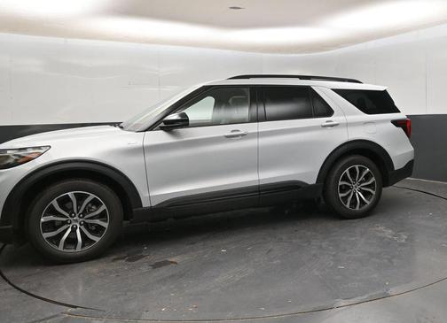 Space White Metallic 2026 Ford Explorer ST-Line 4WD
