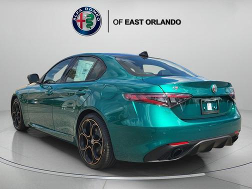 Verde Fangio Metallic 2025 Alfa Romeo Giulia Intensa RWD