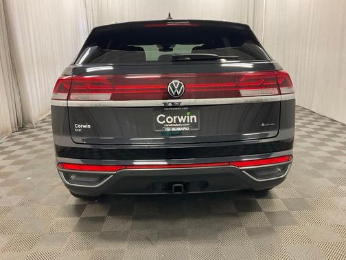 Deep Black Pearl Effect 2025 Volkswagen Atlas Cross Sport 2.0T SE w/Technology
