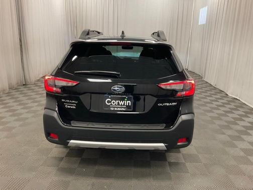 Crystal Black Silica 2025 Subaru Outback Limited