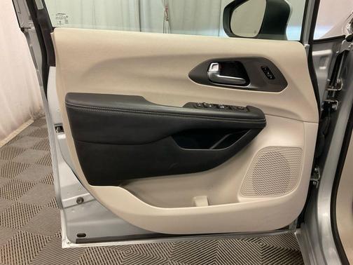 2023 Chrysler Pacifica Touring-L