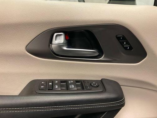 2023 Chrysler Pacifica Touring-L