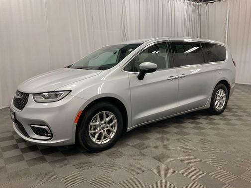 2023 Chrysler Pacifica Touring-L
