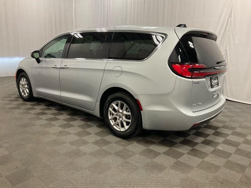 2023 Chrysler Pacifica Touring-L