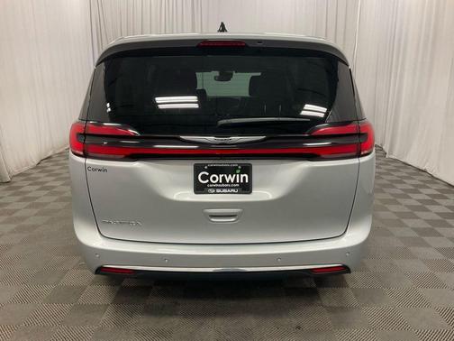 2023 Chrysler Pacifica Touring-L