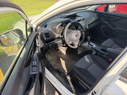 Crystal White Pearl 2018 Subaru Crosstrek 2.0i Premium