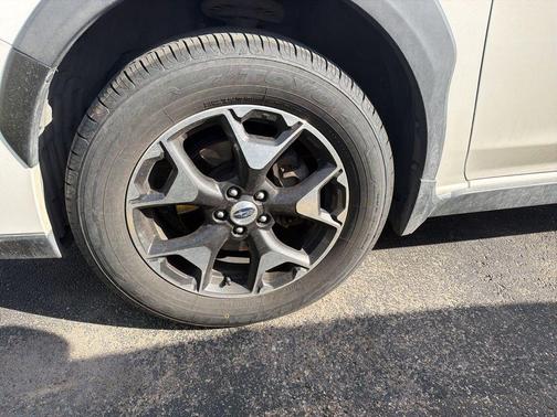 Crystal White Pearl 2018 Subaru Crosstrek 2.0i Premium